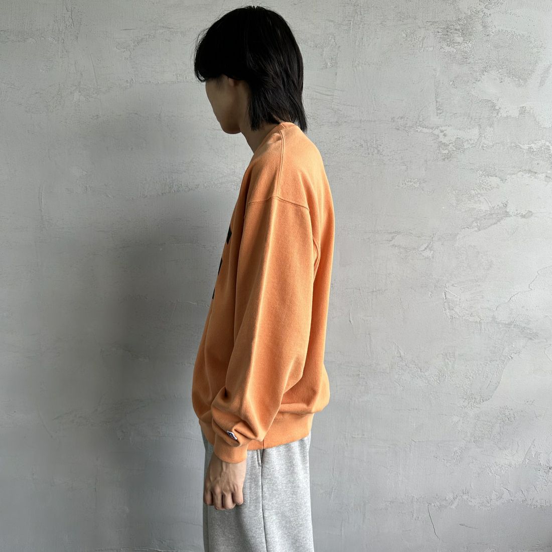 RUSSELL ATHLETIC [ラッセル アスレチック] 別注 カレッジロゴプリントスウェット [RC-243501IN-JF] ORANGE &&モデル身長：179cm 着用サイズ：L&&