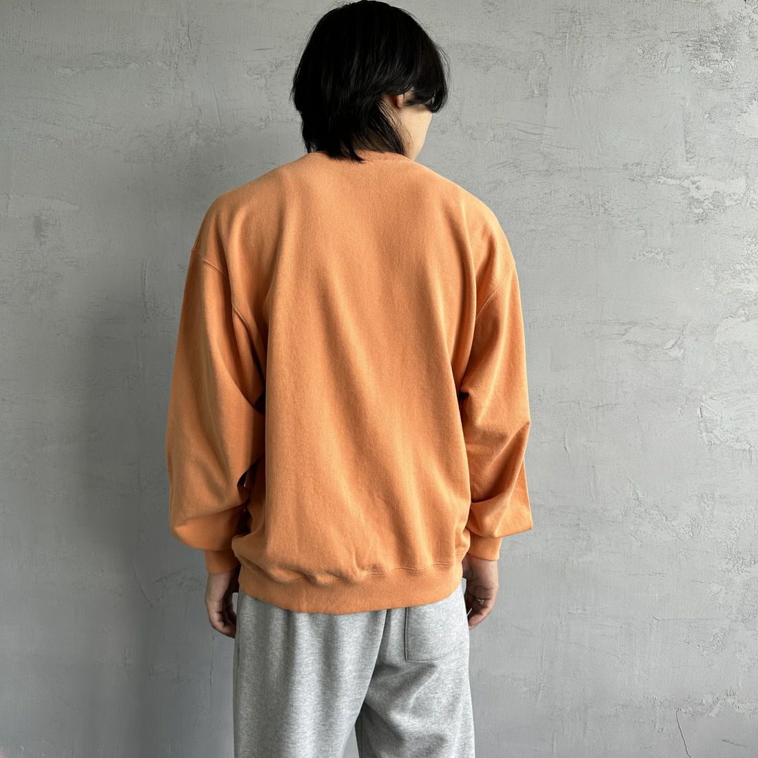 RUSSELL ATHLETIC [ラッセル アスレチック] 別注 カレッジロゴプリントスウェット [RC-243501IN-JF] ORANGE &&モデル身長：179cm 着用サイズ：L&&