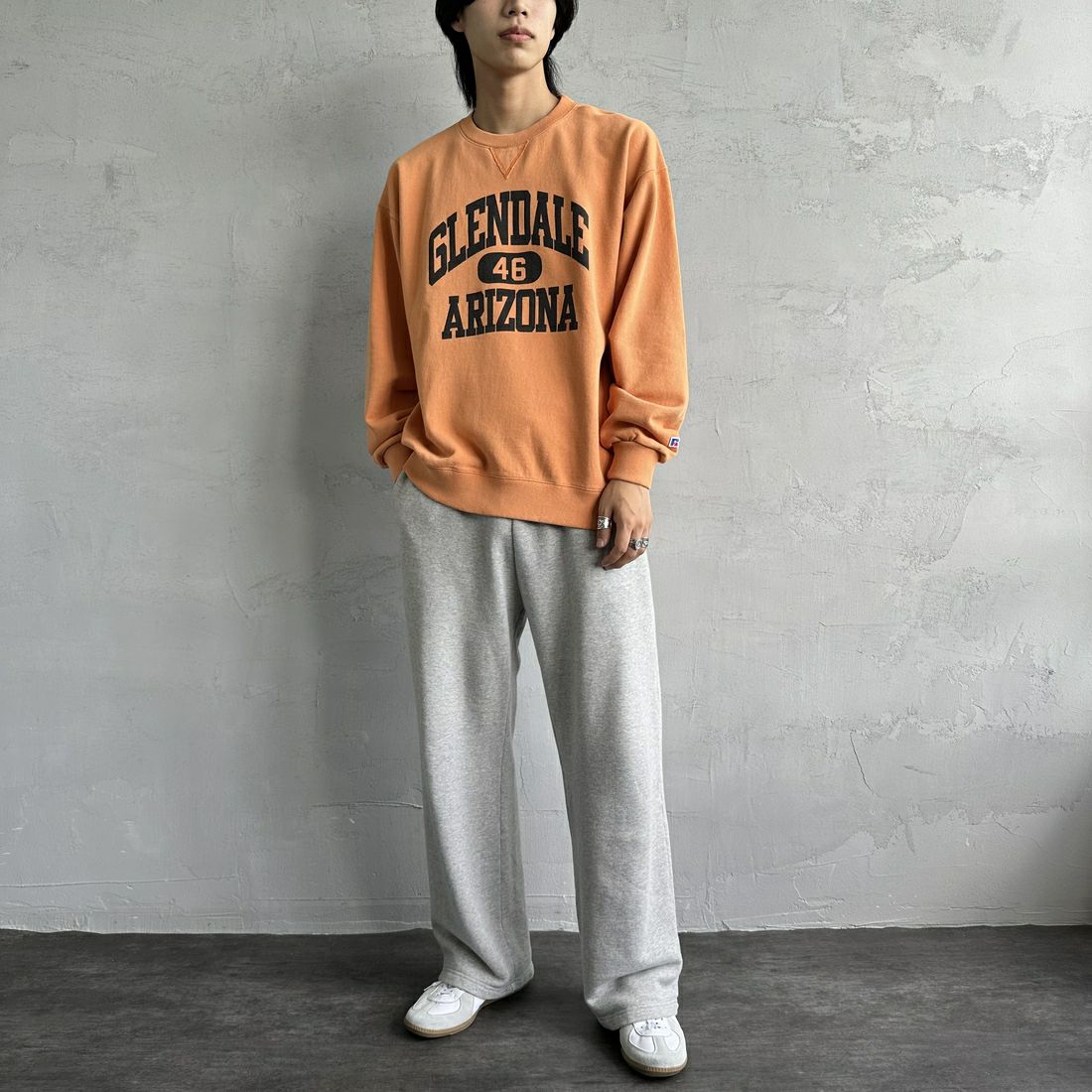 RUSSELL ATHLETIC [ラッセル アスレチック] 別注 カレッジロゴプリントスウェット [RC-243501IN-JF] ORANGE &&モデル身長：179cm 着用サイズ：L&&