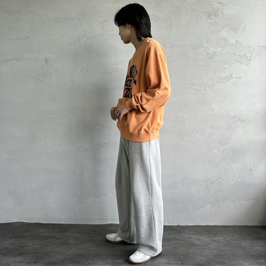RUSSELL ATHLETIC [ラッセル アスレチック] 別注 カレッジロゴプリントスウェット [RC-243501IN-JF] ORANGE &&モデル身長：179cm 着用サイズ：L&&