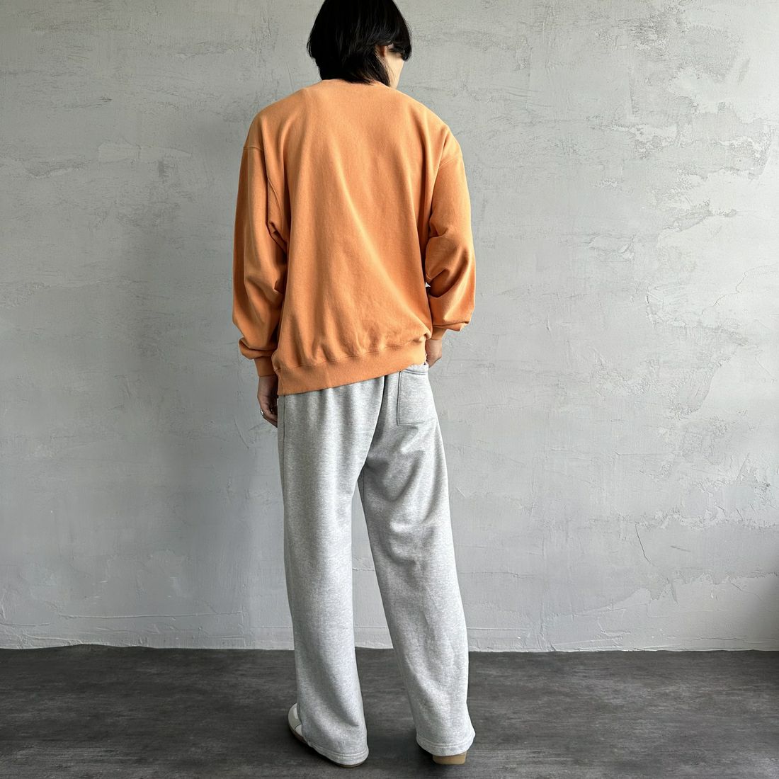 RUSSELL ATHLETIC [ラッセル アスレチック] 別注 カレッジロゴプリントスウェット [RC-243501IN-JF] ORANGE &&モデル身長：179cm 着用サイズ：L&&
