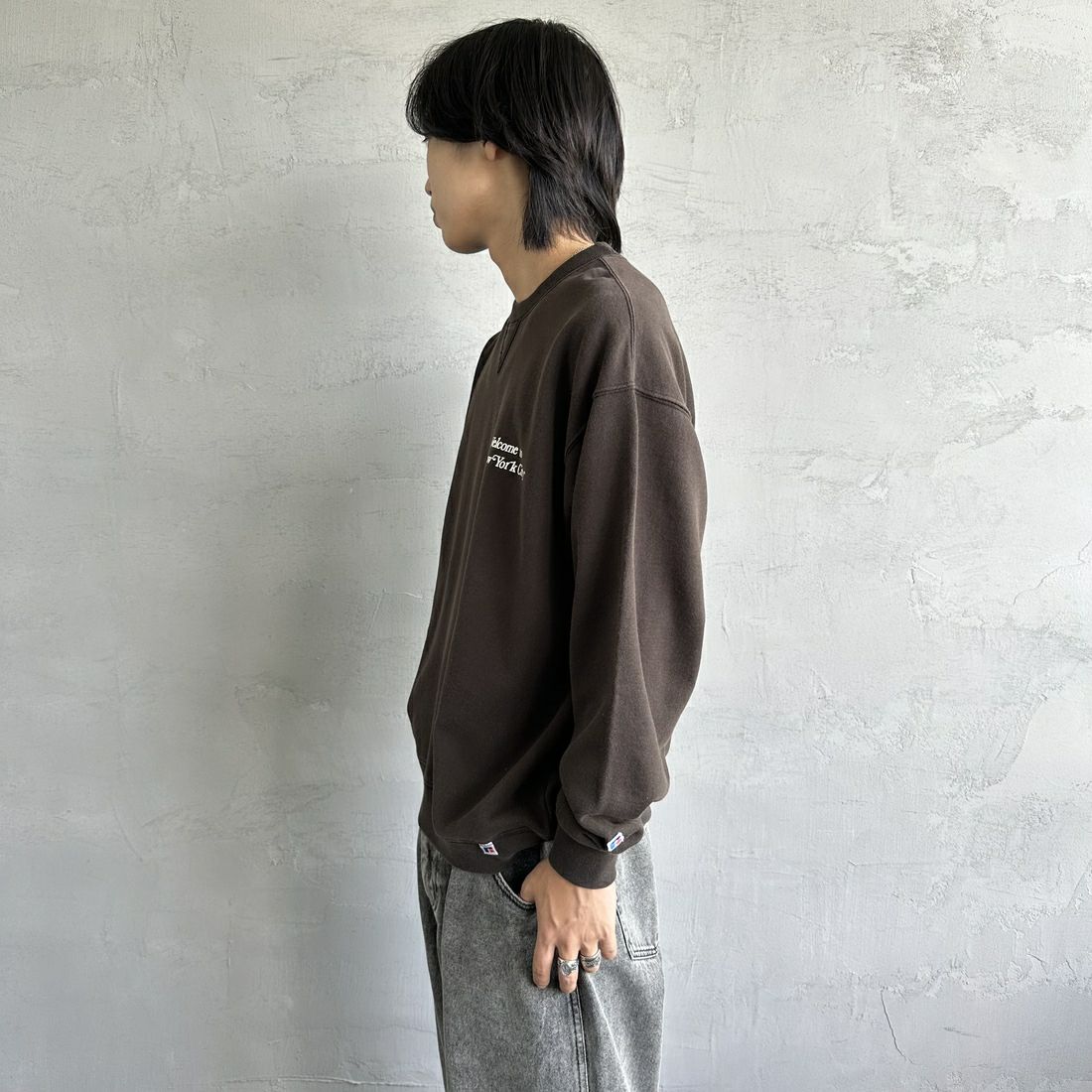 RUSSELL ATHLETIC [ラッセル アスレチック] 別注 カレッジロゴプリントスウェット [RC-243501IN-JF] BLACK &&モデル身長：179cm 着用サイズ：L&&