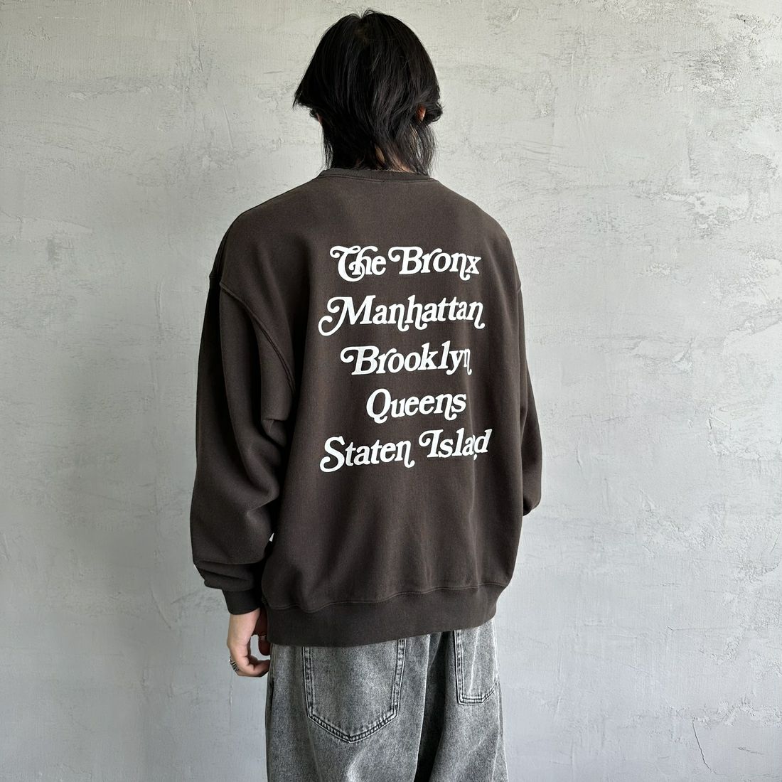 RUSSELL ATHLETIC [ラッセル アスレチック] 別注 カレッジロゴプリントスウェット [RC-243501IN-JF] BLACK &&モデル身長：179cm 着用サイズ：L&&