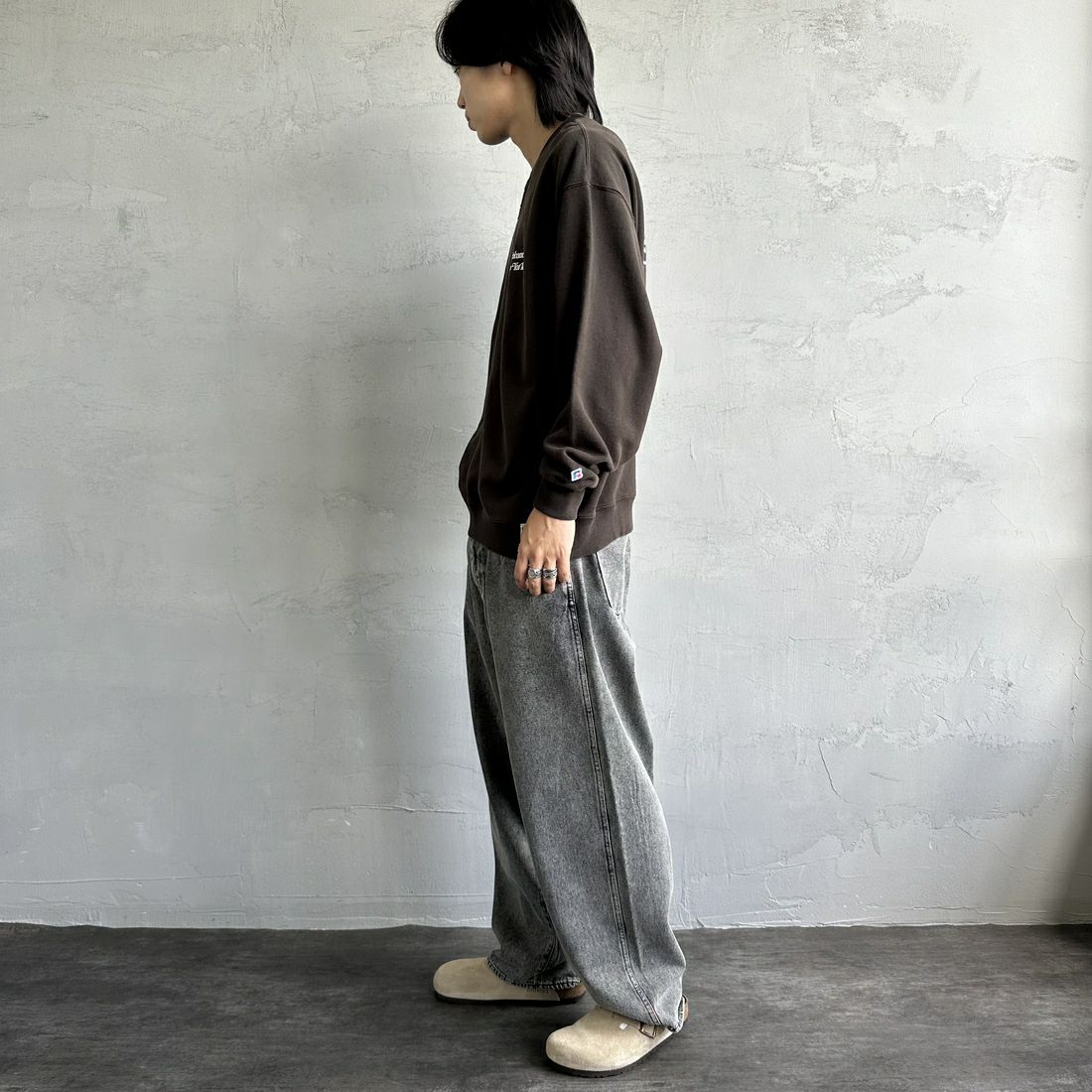 RUSSELL ATHLETIC [ラッセル アスレチック] 別注 カレッジロゴプリントスウェット [RC-243501IN-JF] BLACK &&モデル身長：179cm 着用サイズ：L&&