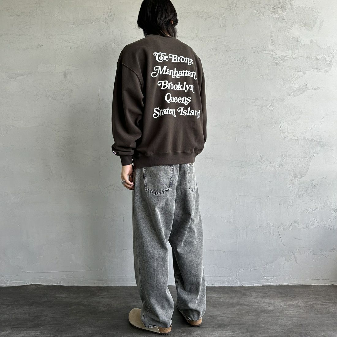 RUSSELL ATHLETIC [ラッセル アスレチック] 別注 カレッジロゴプリントスウェット [RC-243501IN-JF] BLACK &&モデル身長：179cm 着用サイズ：L&&