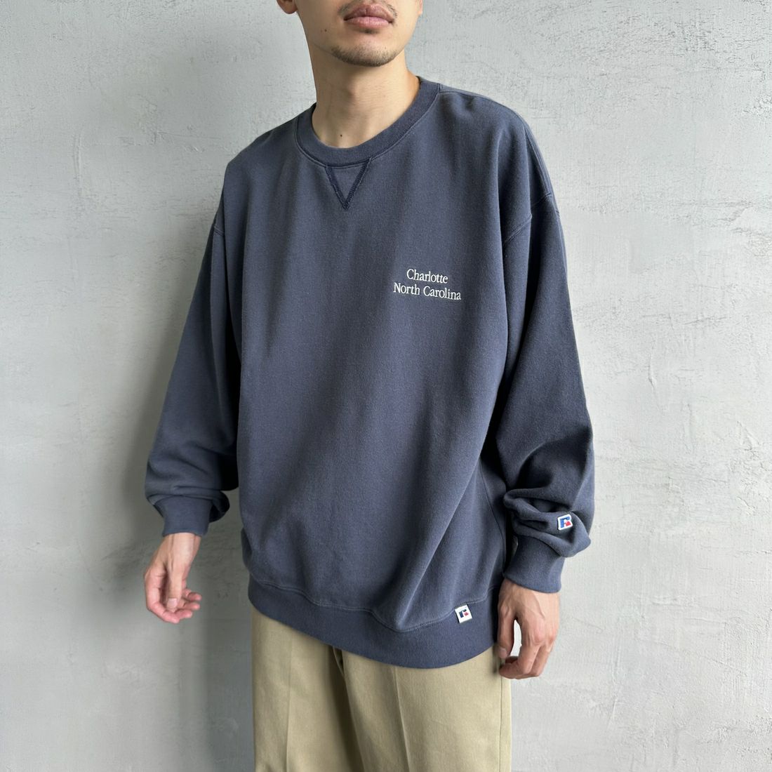 RUSSELL ATHLETIC [ラッセル アスレチック] 別注 カレッジロゴプリントスウェット [RC-243501IN-JF] NAVY &&モデル身長：168cm 着用サイズ：L&&