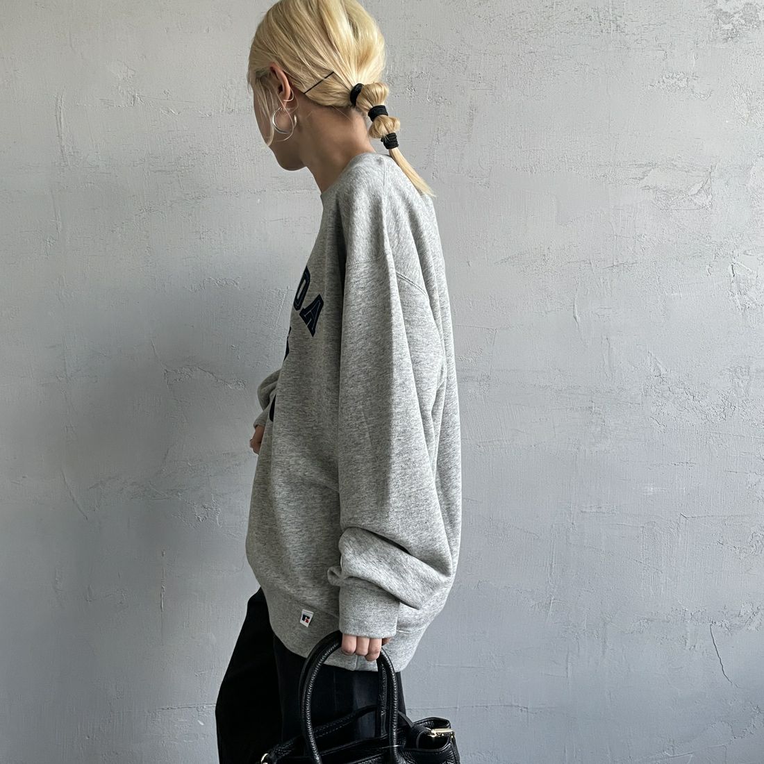RUSSELL ATHLETIC [ラッセル アスレチック] 別注 カレッジロゴプリントスウェット [RC-243501IN-JF] M.GREY &&モデル身長：150cm 着用サイズ：S&&