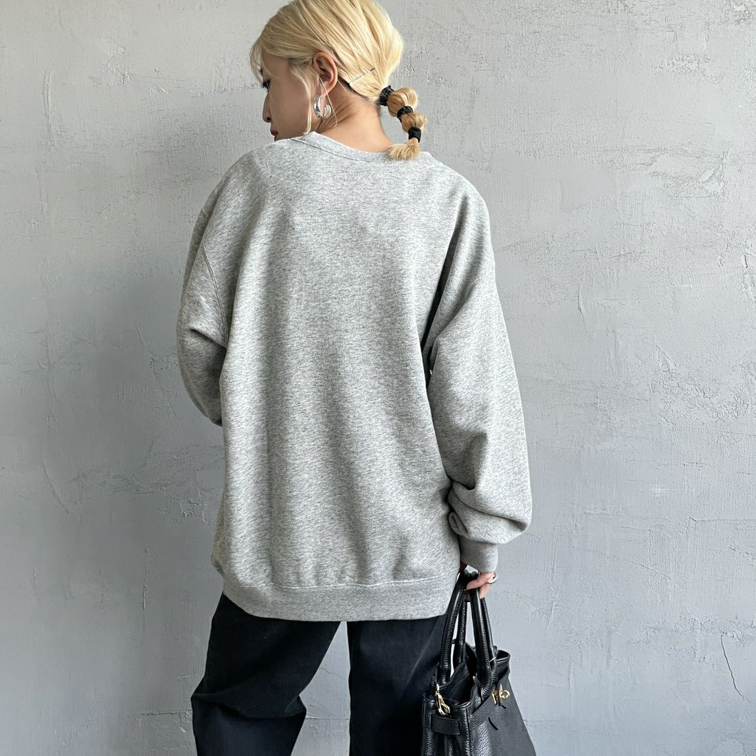 RUSSELL ATHLETIC [ラッセル アスレチック] 別注 カレッジロゴプリントスウェット [RC-243501IN-JF] M.GREY &&モデル身長：150cm 着用サイズ：S&&