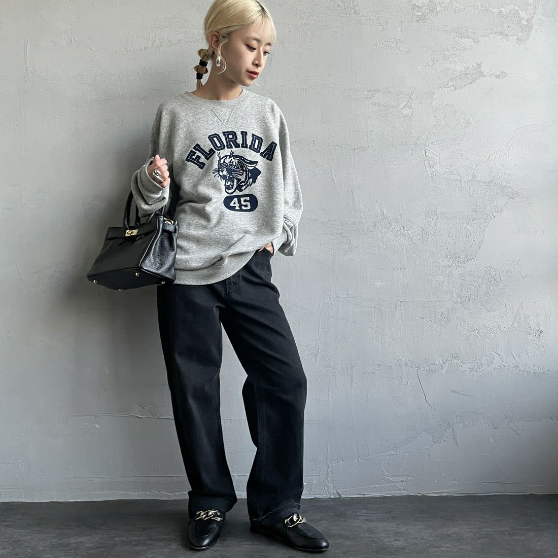 RUSSELL ATHLETIC [ラッセル アスレチック] 別注 カレッジロゴプリントスウェット [RC-243501IN-JF] M.GREY &&モデル身長：150cm 着用サイズ：S&&
