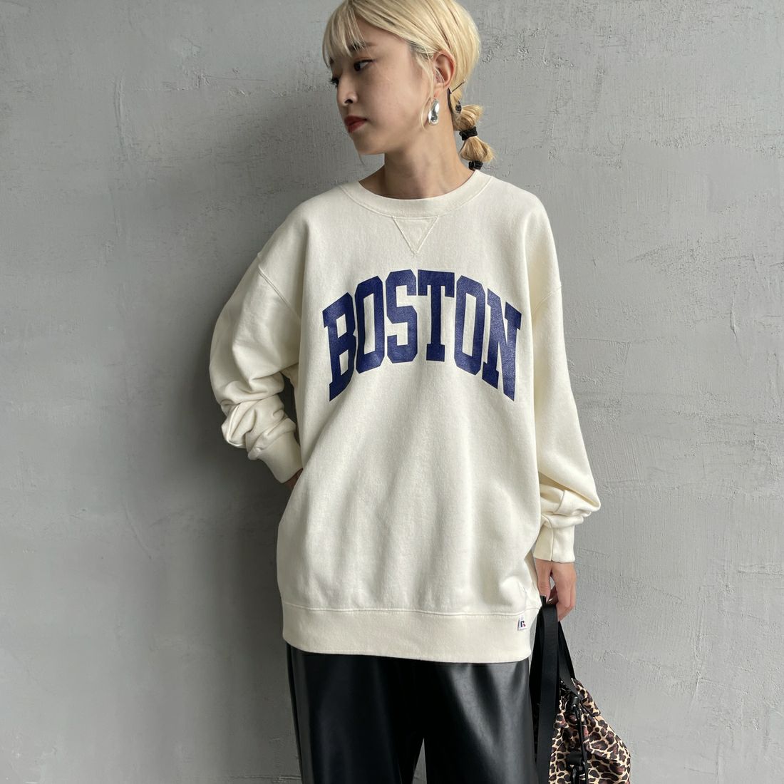 RUSSELL ATHLETIC [ラッセル アスレチック] 別注 カレッジロゴプリントスウェット [RC-243501IN-JF] CREAM &&モデル身長：150cm 着用サイズ：S&&