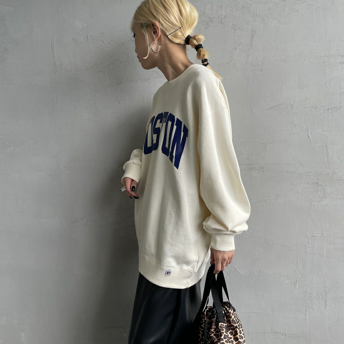RUSSELL ATHLETIC [ラッセル アスレチック] 別注 カレッジロゴプリントスウェット [RC-243501IN-JF] CREAM &&モデル身長：150cm 着用サイズ：S&&