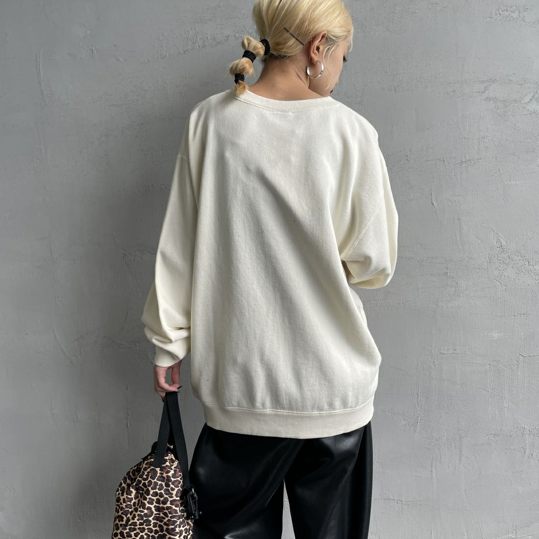 RUSSELL ATHLETIC [ラッセル アスレチック] 別注 カレッジロゴプリントスウェット [RC-243501IN-JF] CREAM &&モデル身長：150cm 着用サイズ：S&&
