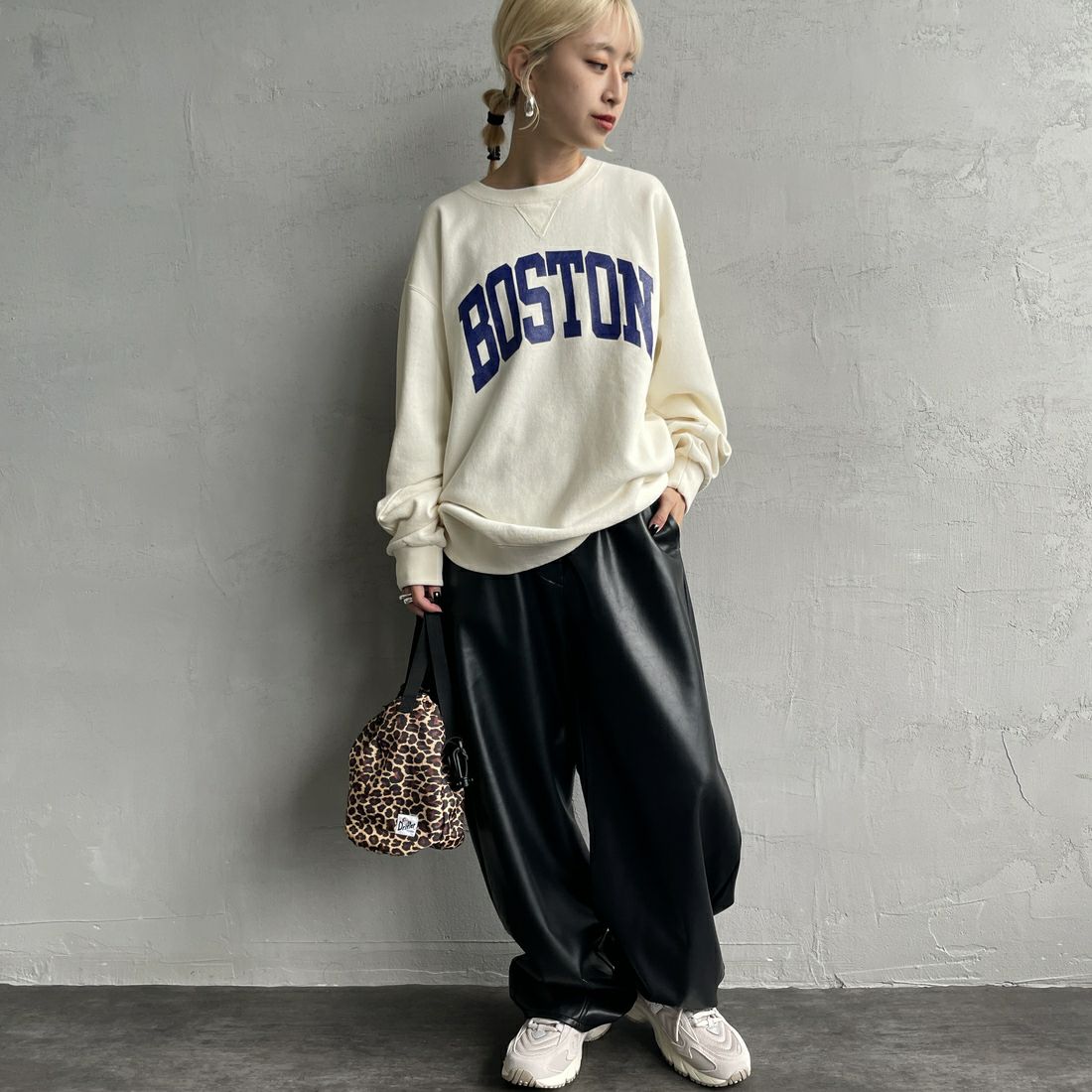 RUSSELL ATHLETIC [ラッセル アスレチック] 別注 カレッジロゴプリントスウェット [RC-243501IN-JF] CREAM &&モデル身長：150cm 着用サイズ：S&&