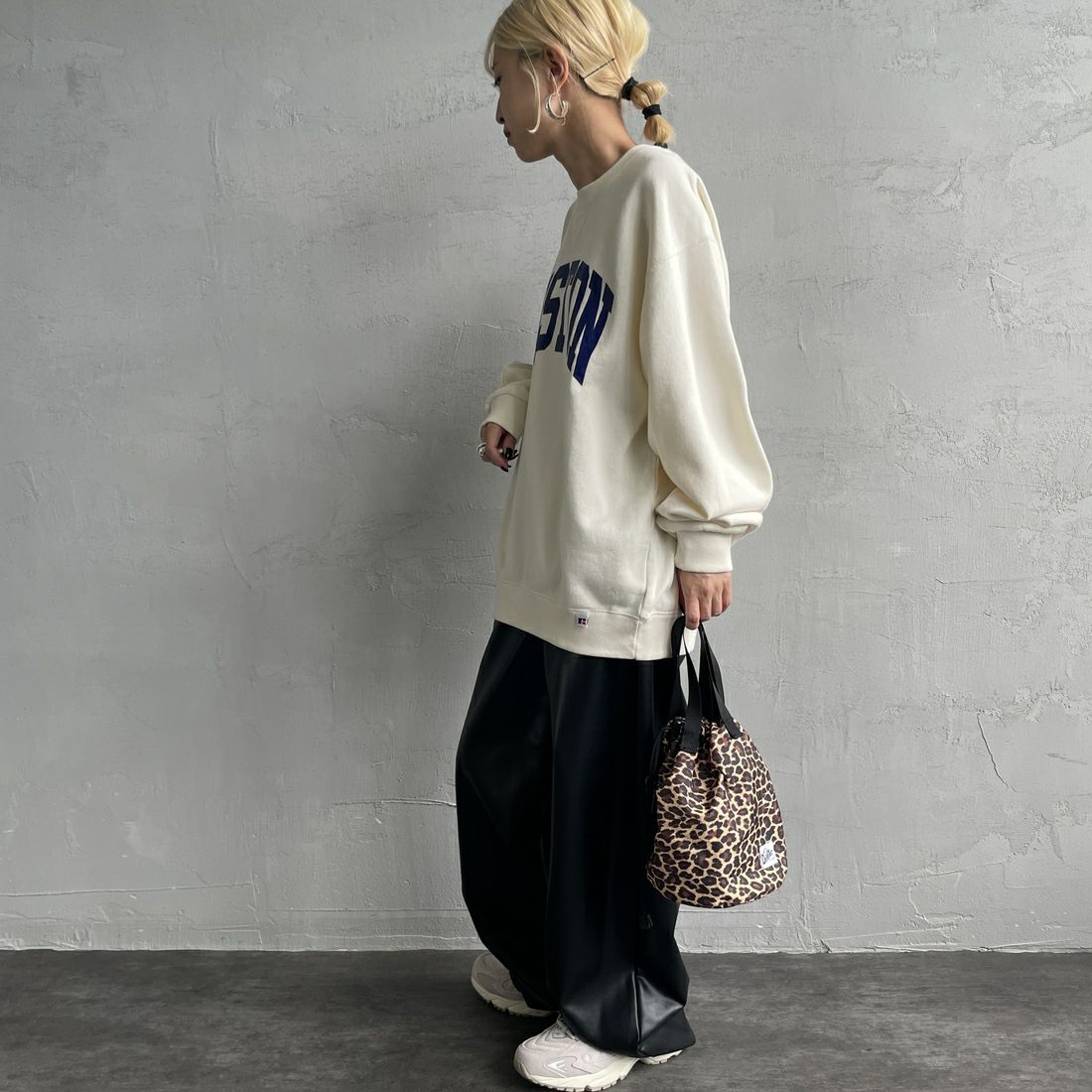 RUSSELL ATHLETIC [ラッセル アスレチック] 別注 カレッジロゴプリントスウェット [RC-243501IN-JF] CREAM &&モデル身長：150cm 着用サイズ：S&&