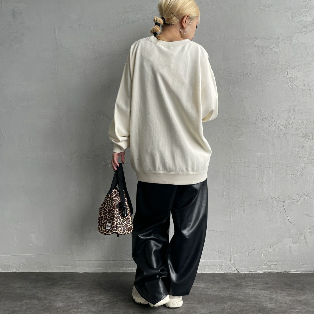 RUSSELL ATHLETIC [ラッセル アスレチック] 別注 カレッジロゴプリントスウェット [RC-243501IN-JF] CREAM &&モデル身長：150cm 着用サイズ：S&&