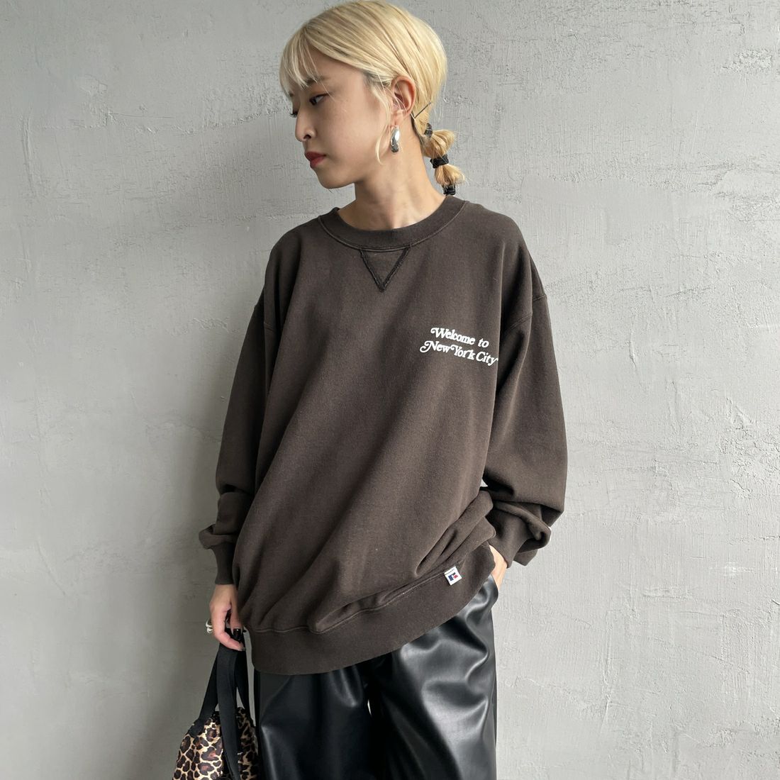 RUSSELL ATHLETIC [ラッセル アスレチック] 別注 カレッジロゴプリントスウェット [RC-243501IN-JF] BLACK &&モデル身長：150cm 着用サイズ：S&&
