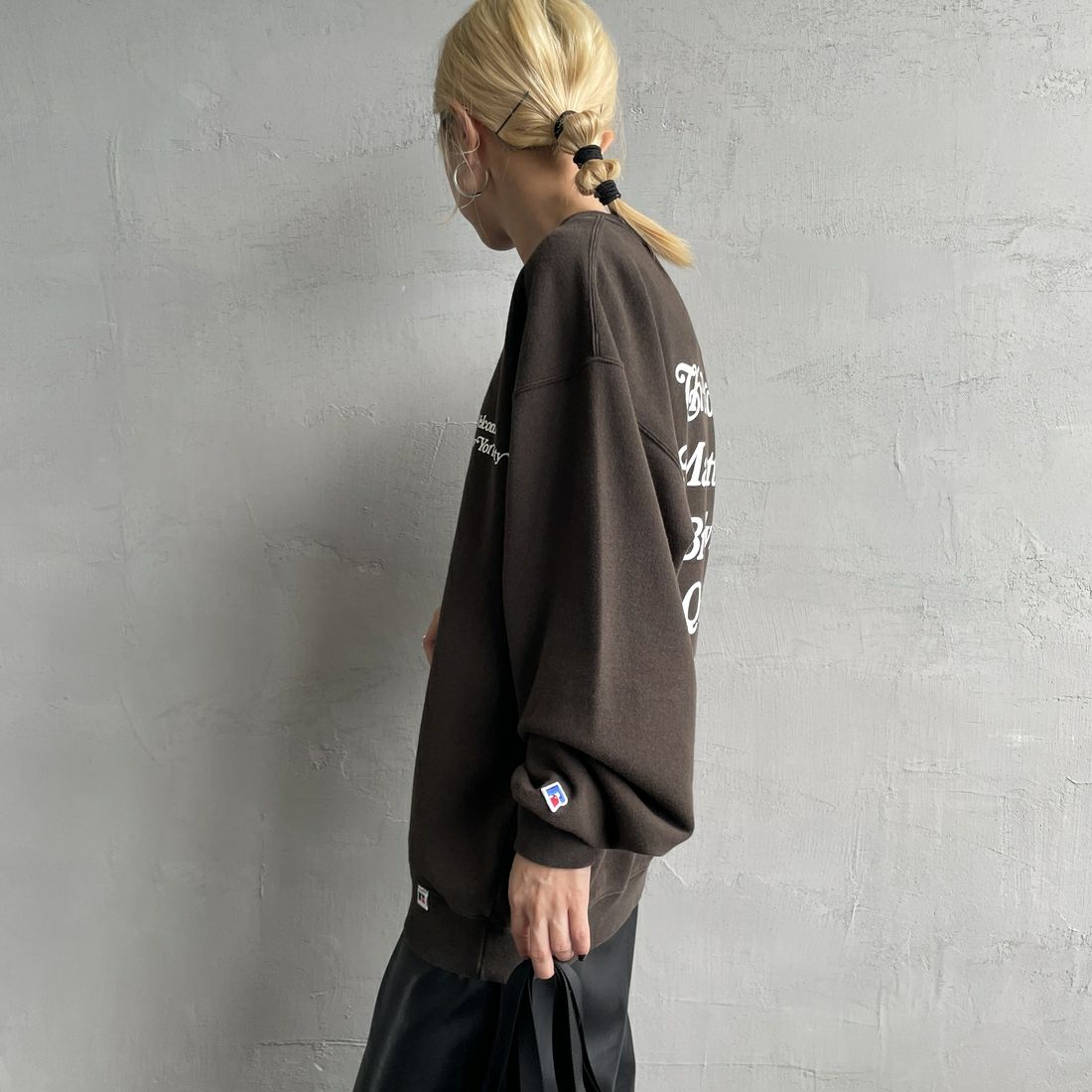 RUSSELL ATHLETIC [ラッセル アスレチック] 別注 カレッジロゴプリントスウェット [RC-243501IN-JF] BLACK &&モデル身長：150cm 着用サイズ：S&&