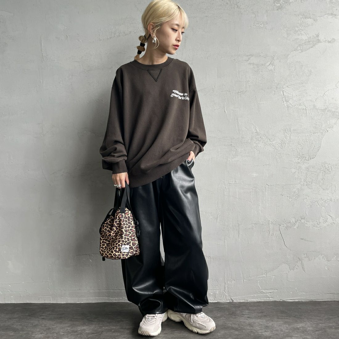 RUSSELL ATHLETIC [ラッセル アスレチック] 別注 カレッジロゴプリントスウェット [RC-243501IN-JF] BLACK &&モデル身長：150cm 着用サイズ：S&&