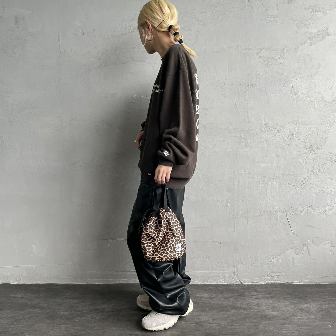 RUSSELL ATHLETIC [ラッセル アスレチック] 別注 カレッジロゴプリントスウェット [RC-243501IN-JF] BLACK &&モデル身長：150cm 着用サイズ：S&&