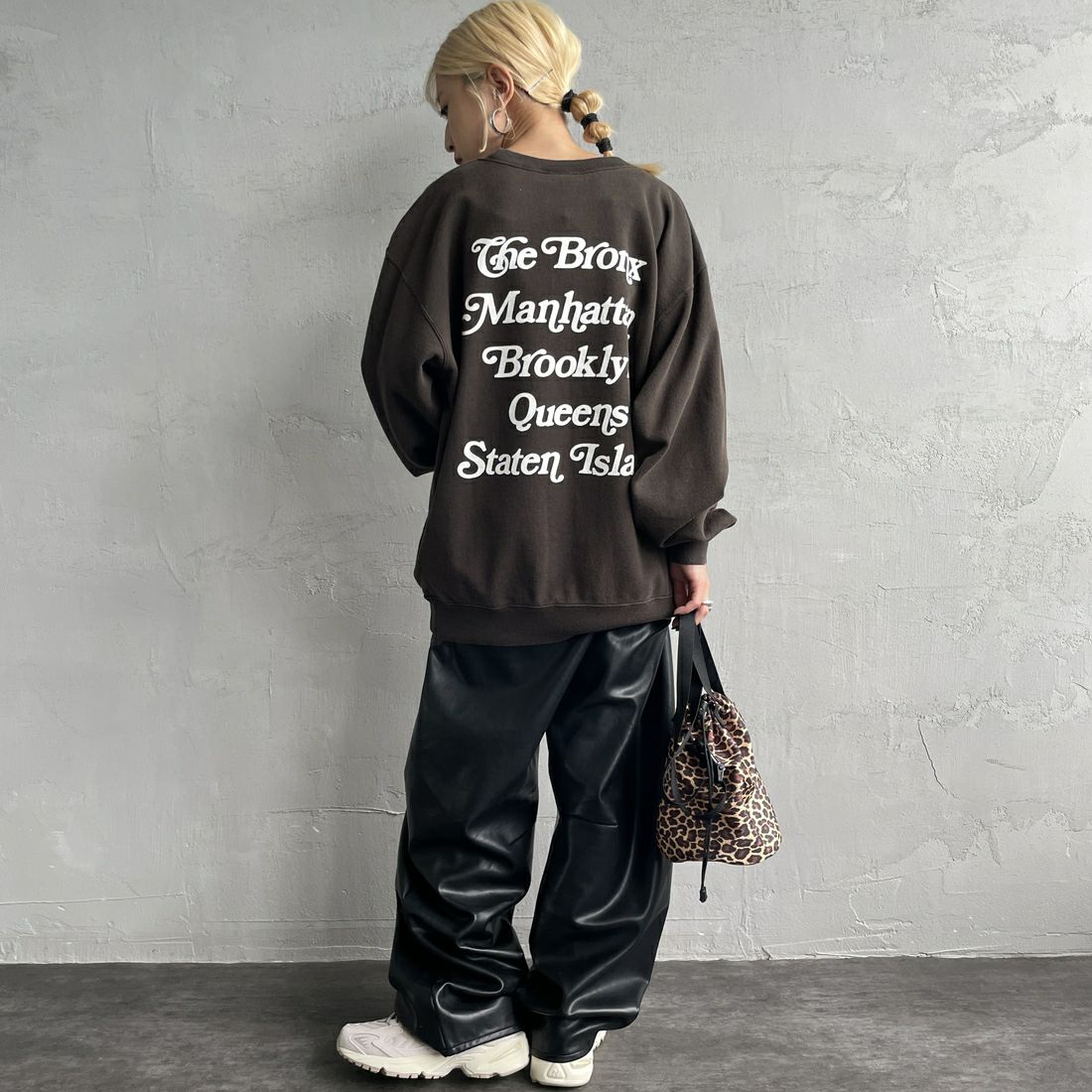 RUSSELL ATHLETIC [ラッセル アスレチック] 別注 カレッジロゴプリントスウェット [RC-243501IN-JF] BLACK &&モデル身長：150cm 着用サイズ：S&&