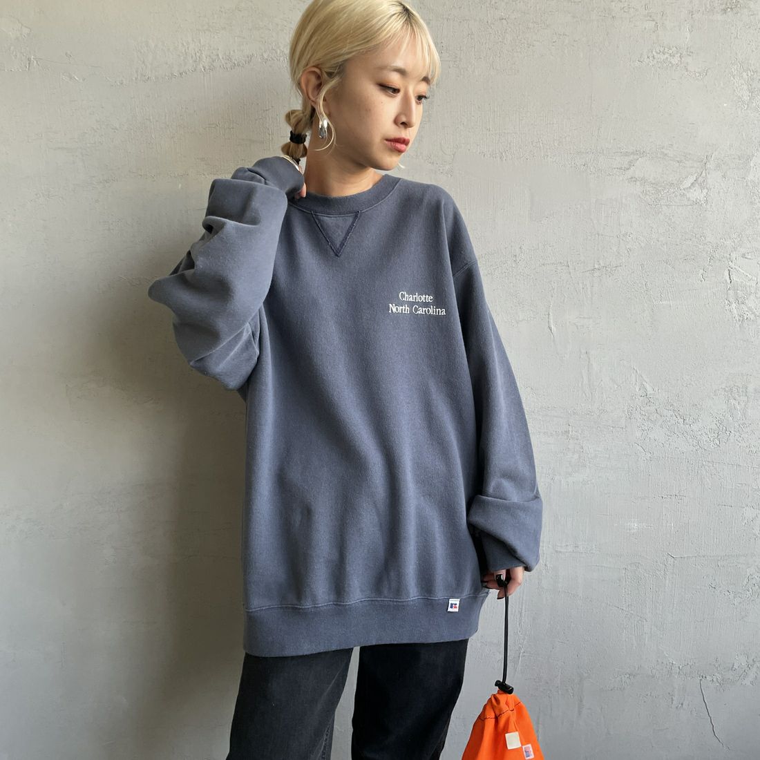 RUSSELL ATHLETIC [ラッセル アスレチック] 別注 カレッジロゴプリントスウェット [RC-243501IN-JF] NAVY &&モデル身長：150cm 着用サイズ：S&&