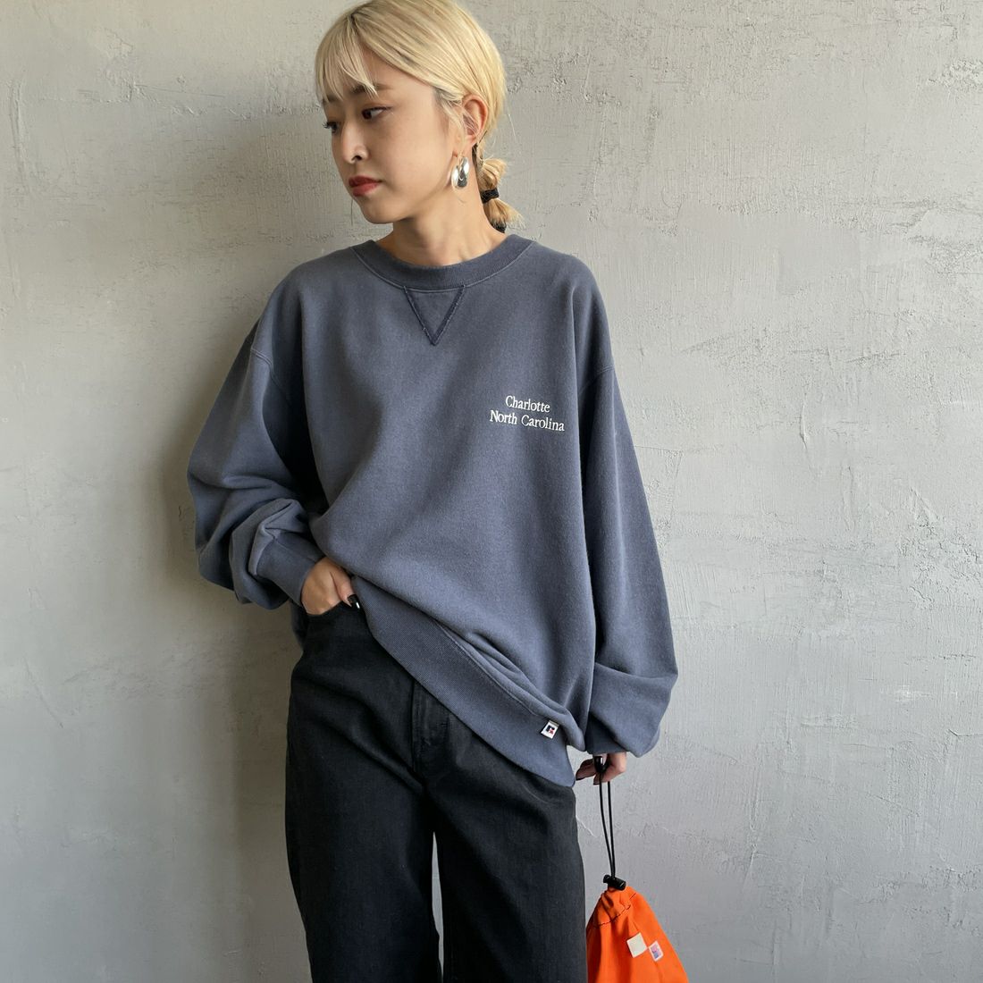 RUSSELL ATHLETIC [ラッセル アスレチック] 別注 カレッジロゴプリントスウェット [RC-243501IN-JF] NAVY &&モデル身長：150cm 着用サイズ：S&&