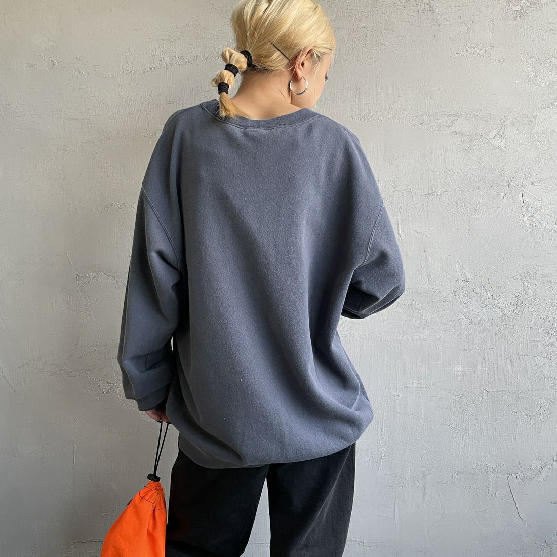 RUSSELL ATHLETIC [ラッセル アスレチック] 別注 カレッジロゴプリントスウェット [RC-243501IN-JF] NAVY &&モデル身長：150cm 着用サイズ：S&&