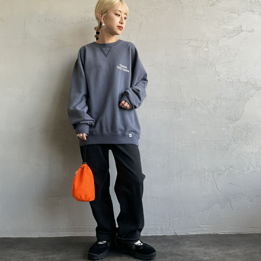 RUSSELL ATHLETIC [ラッセル アスレチック] 別注 カレッジロゴプリントスウェット [RC-243501IN-JF] NAVY &&モデル身長：150cm 着用サイズ：S&&