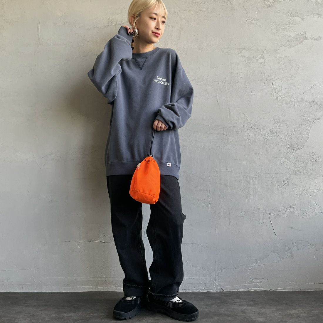 RUSSELL ATHLETIC [ラッセル アスレチック] 別注 カレッジロゴプリントスウェット [RC-243501IN-JF] NAVY &&モデル身長：150cm 着用サイズ：S&&