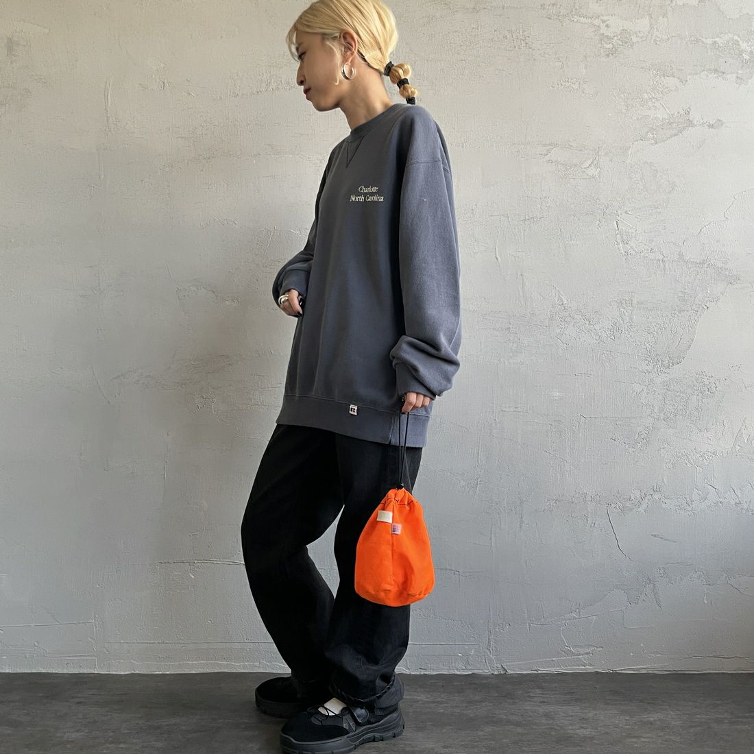 RUSSELL ATHLETIC [ラッセル アスレチック] 別注 カレッジロゴプリントスウェット [RC-243501IN-JF] NAVY &&モデル身長：150cm 着用サイズ：S&&