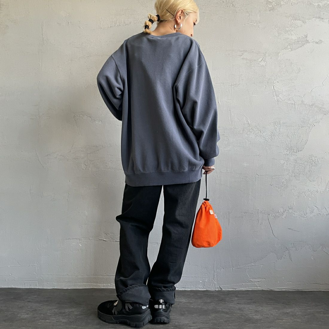 RUSSELL ATHLETIC [ラッセル アスレチック] 別注 カレッジロゴプリントスウェット [RC-243501IN-JF] NAVY &&モデル身長：150cm 着用サイズ：S&&