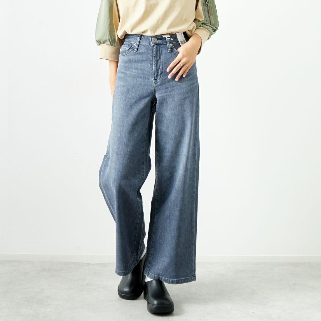 SOMETHING [サムシング] LISA ワイドデニムパンツ [SEA58] 281 GRAY &&モデル身長：167cm 着用サイズ：S&&