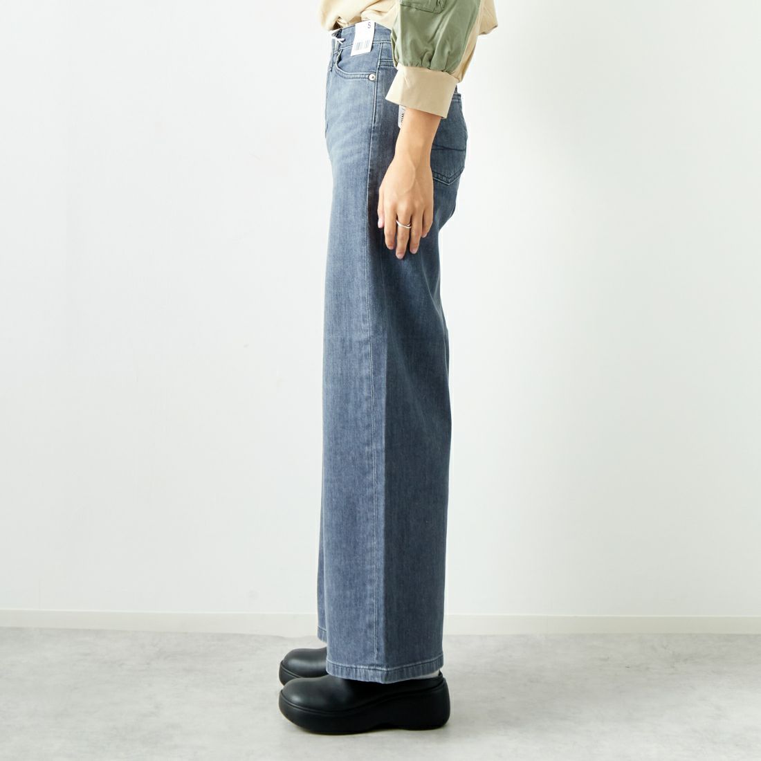 SOMETHING [サムシング] LISA ワイドデニムパンツ [SEA58] 281 GRAY &&モデル身長：167cm 着用サイズ：S&&