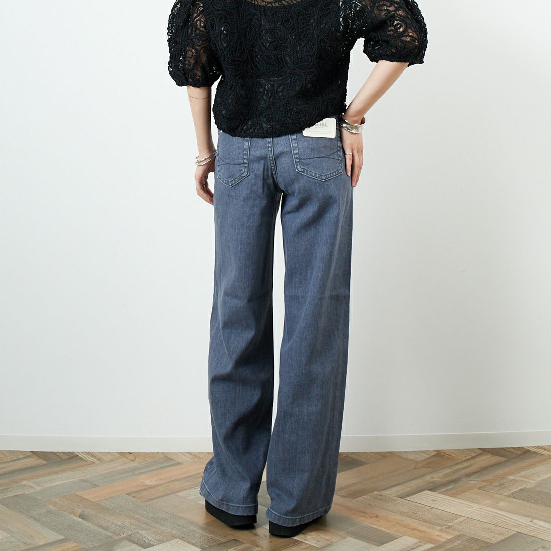 SOMETHING [サムシング] LISA ワイドデニムパンツ [SEA58] 281 GRAY &&モデル身長：160cm 着用サイズ：S&&