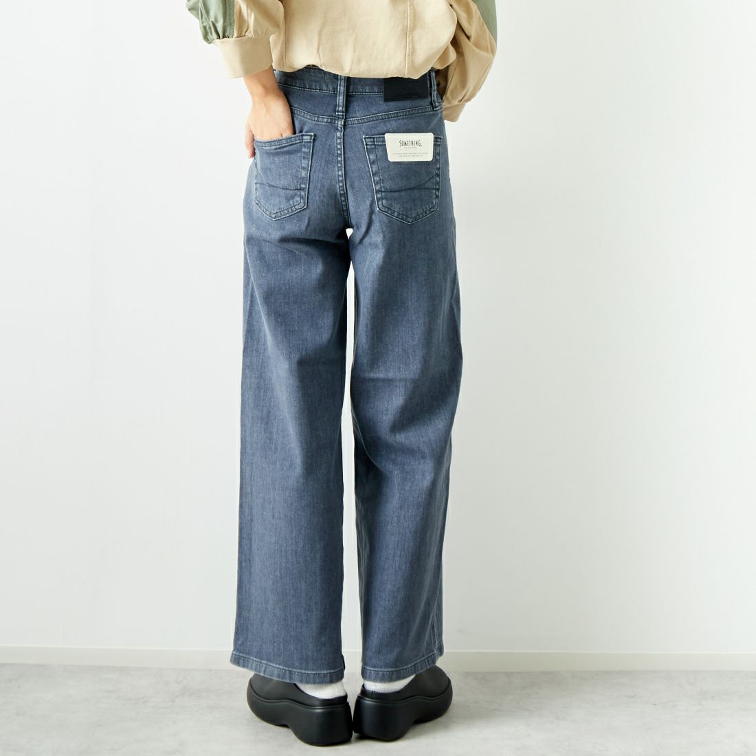 SOMETHING [サムシング] LISA ワイドデニムパンツ [SEA58] 281 GRAY &&モデル身長：167cm 着用サイズ：S&&