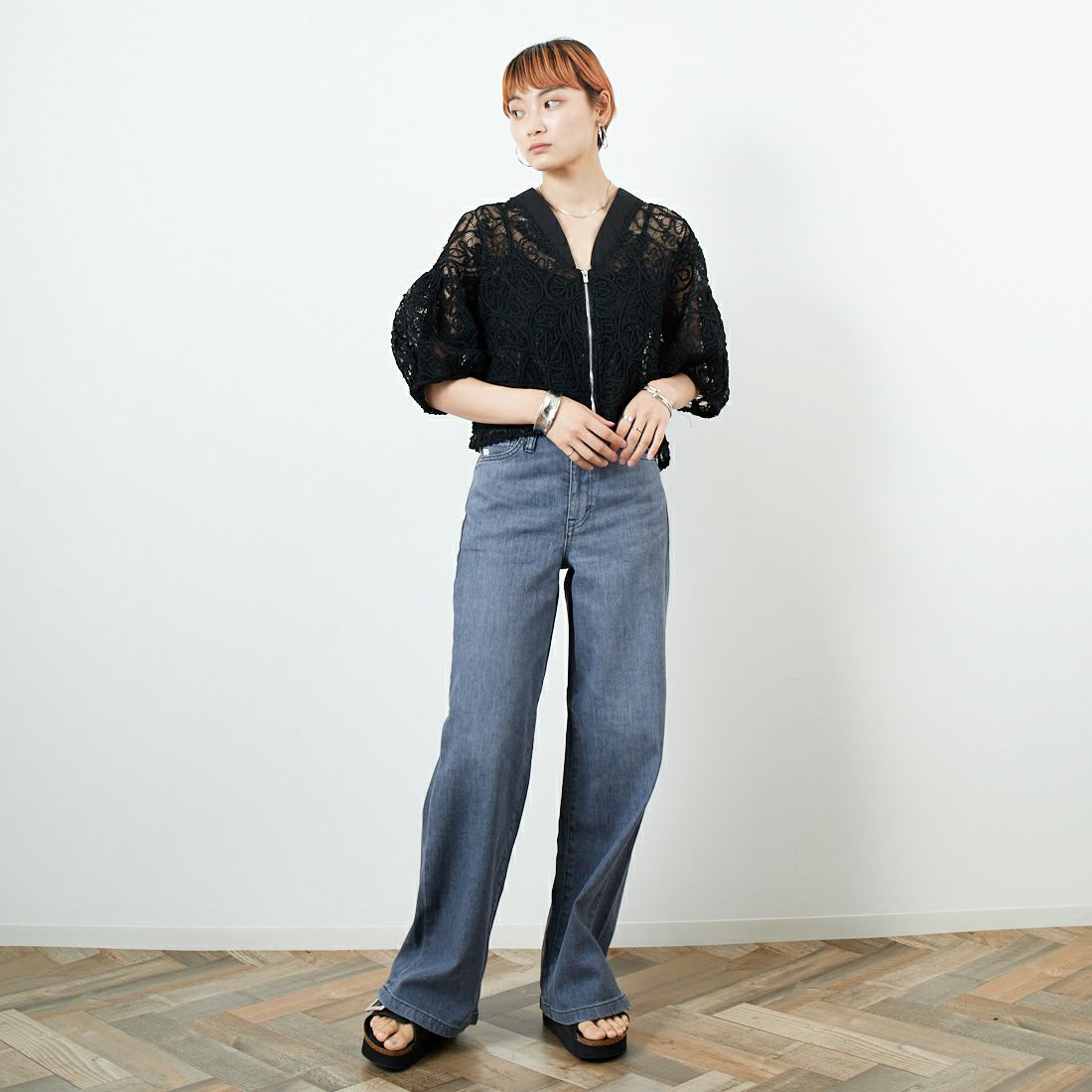 SOMETHING [サムシング] LISA ワイドデニムパンツ [SEA58] 281 GRAY &&モデル身長：160cm 着用サイズ：S&&