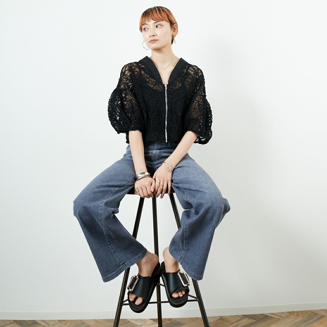 SOMETHING [サムシング] LISA ワイドデニムパンツ [SEA58] 281 GRAY &&モデル身長：160cm 着用サイズ：S&&