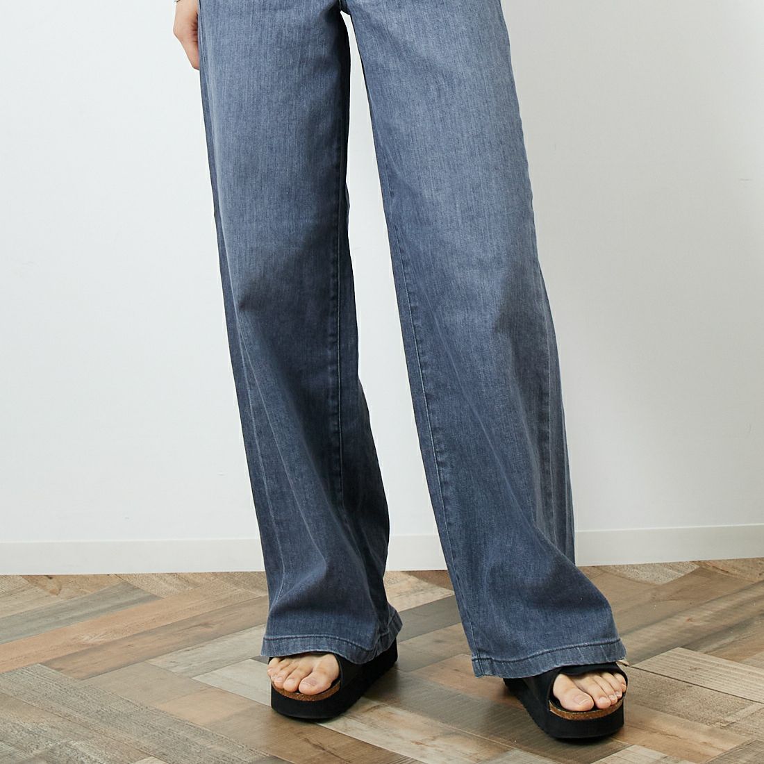 SOMETHING [サムシング] LISA ワイドデニムパンツ [SEA58] 281 GRAY &&モデル身長：160cm 着用サイズ：S&&