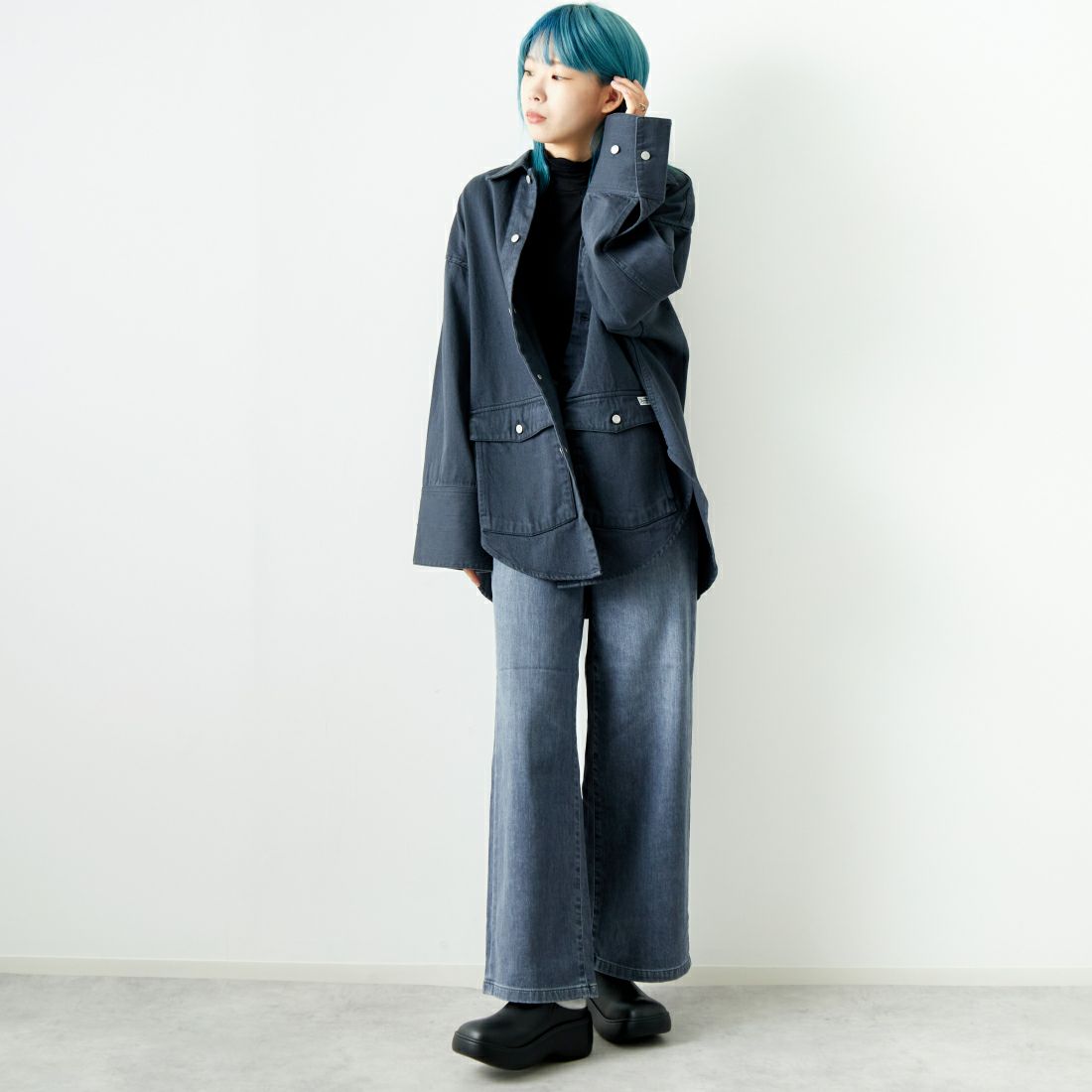 SOMETHING [サムシング] LISA ワイドデニムパンツ [SEA58] 281 GRAY &&モデル身長：167cm 着用サイズ：S&&