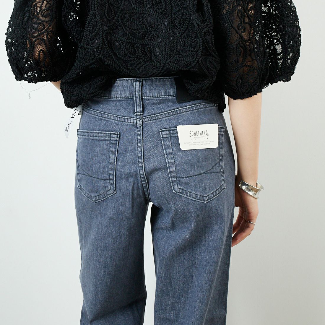 SOMETHING [サムシング] LISA ワイドデニムパンツ [SEA58] 281 GRAY &&モデル身長：160cm 着用サイズ：S&&