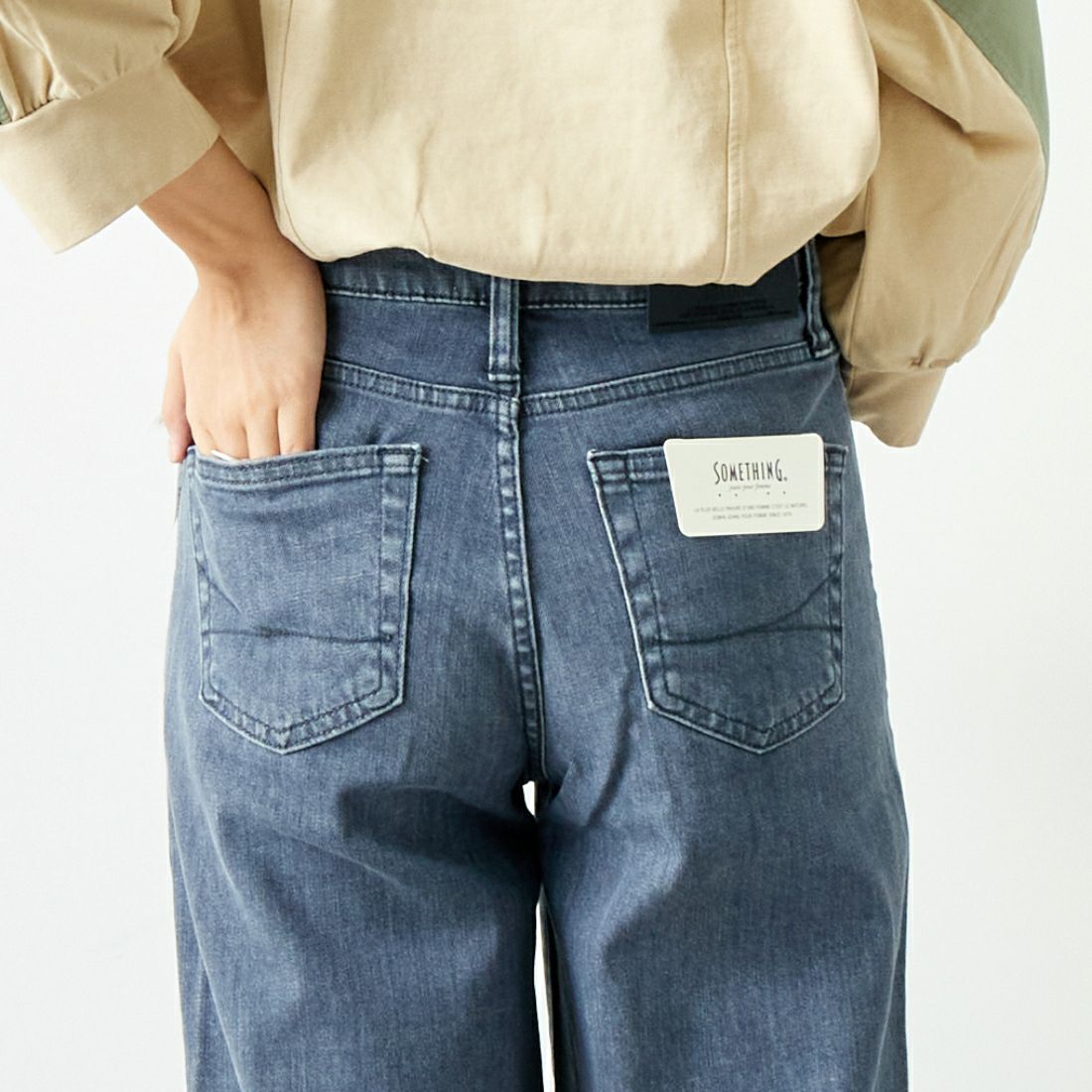 SOMETHING [サムシング] LISA ワイドデニムパンツ [SEA58] 281 GRAY &&モデル身長：167cm 着用サイズ：S&&