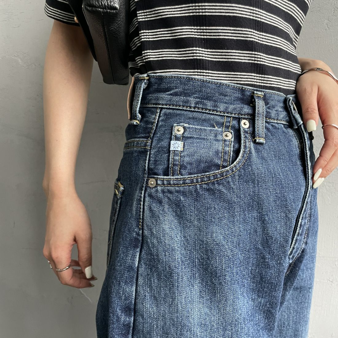 SOMETHING [サムシング] スーパーハイライズワイドストレートデニムパンツ [SA1000] 36 M.BLUE&&モデル身長：156cm　着用サイズ：S&&