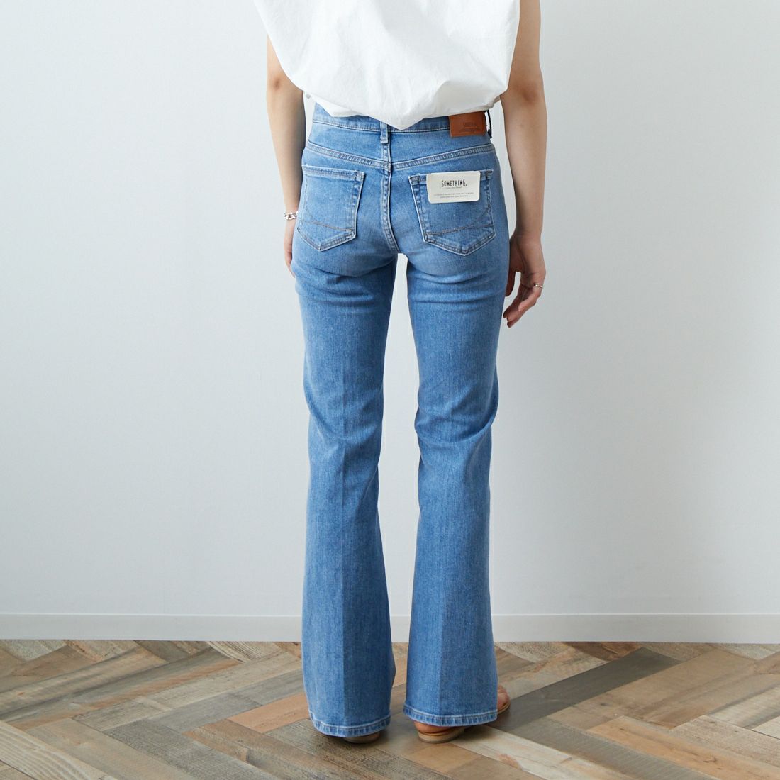 SOMETHING [サムシング] LISA フレアデニムパンツ [SKY31] 156 L.BLUE &&モデル身長：160cm 着用サイズ：27&&