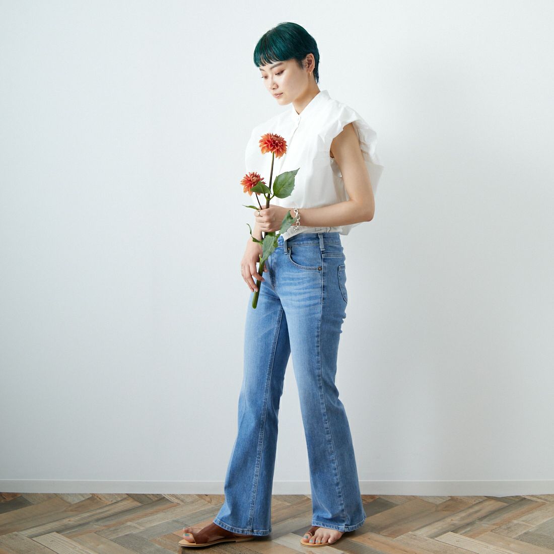 SOMETHING [サムシング] LISA フレアデニムパンツ [SKY31] 156 L.BLUE &&モデル身長：160cm 着用サイズ：27&&