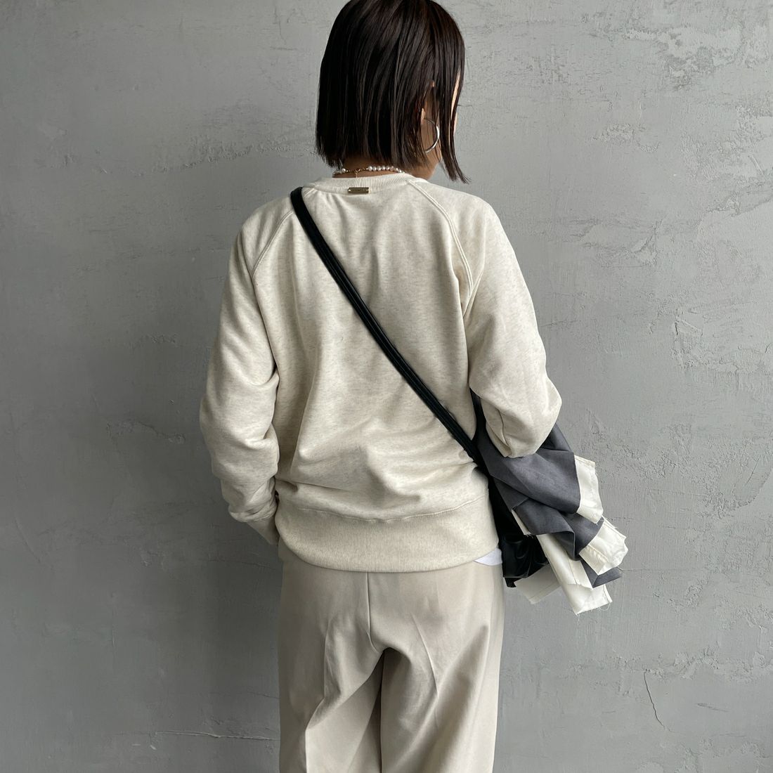 MICA&DEAL [マイカアンドディール] HUENEロゴスウェット [0124409263] OATMEAL&&モデル身長：159cm 着用サイズ：F&&
