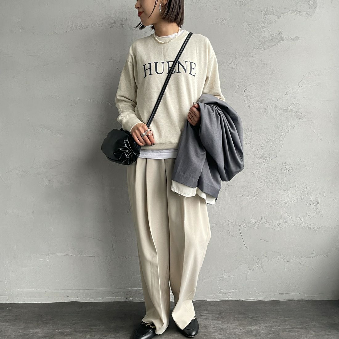 MICA&DEAL [マイカアンドディール] HUENEロゴスウェット [0124409263] OATMEAL&&モデル身長：159cm 着用サイズ：F&&