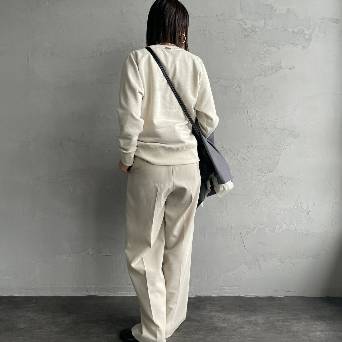 MICA&DEAL [マイカアンドディール] HUENEロゴスウェット [0124409263] OATMEAL&&モデル身長：159cm 着用サイズ：F&&