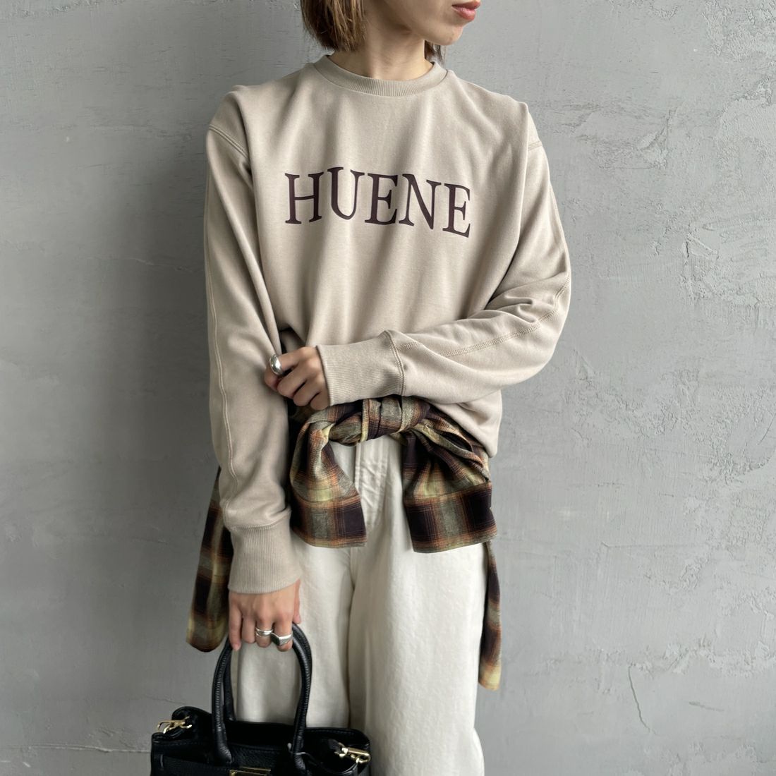 MICA&DEAL [マイカアンドディール] HUENEロゴスウェット [0124409263] BEIGE&&モデル身長：158cm 着用サイズ：F&&