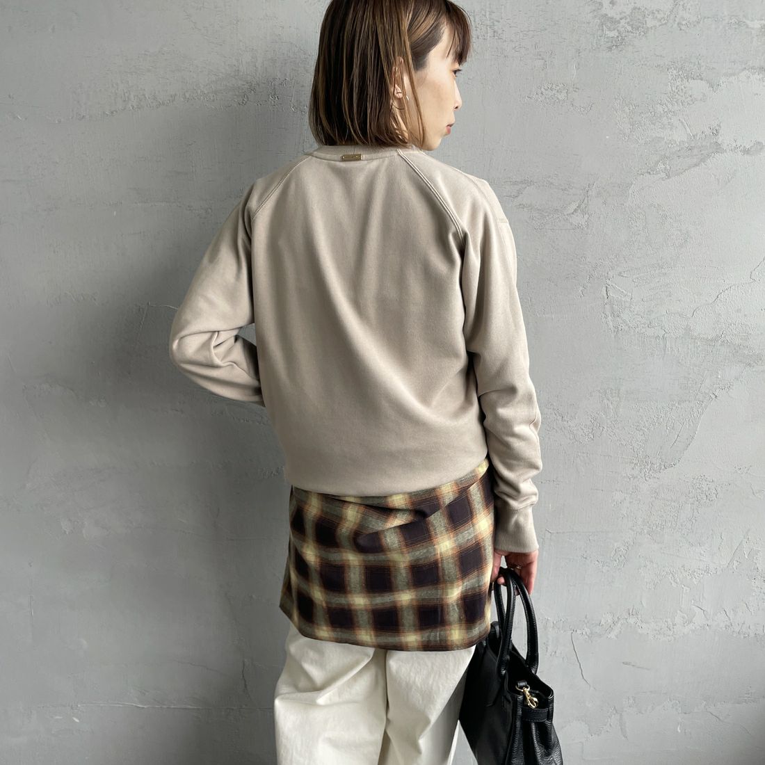 MICA&DEAL [マイカアンドディール] HUENEロゴスウェット [0124409263] BEIGE&&モデル身長：158cm 着用サイズ：F&&