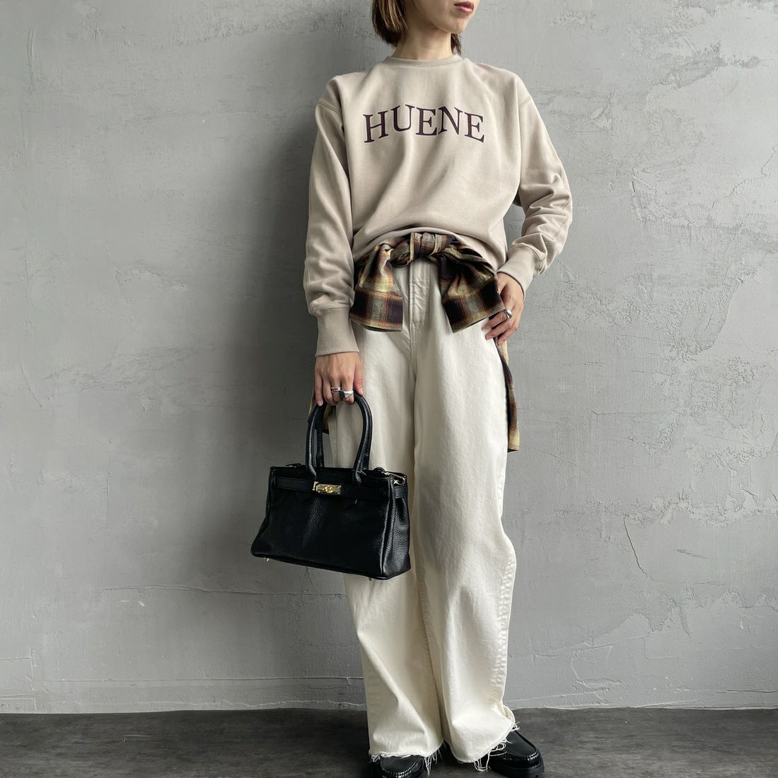MICA&DEAL [マイカアンドディール] HUENEロゴスウェット [0124409263] BEIGE&&モデル身長：158cm 着用サイズ：F&&